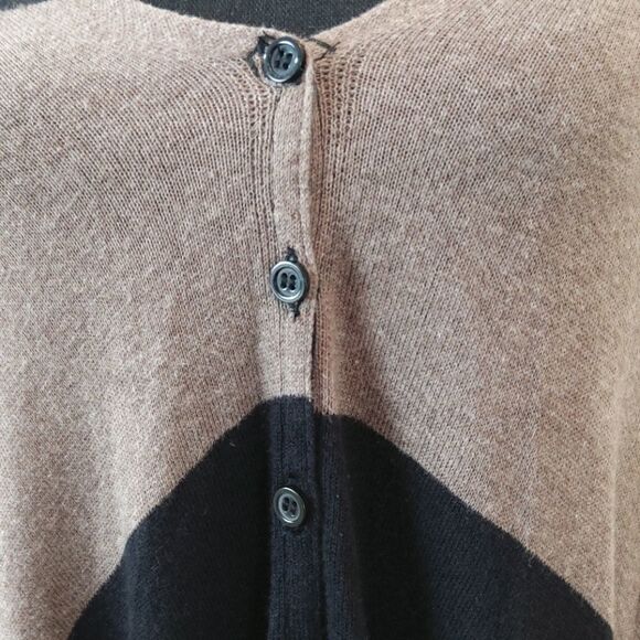 Stylus button front black & taupe shark bite cape - Picture 5 of 9